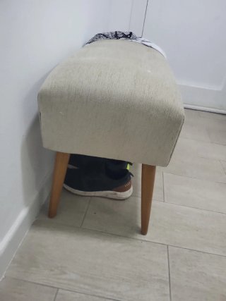 Reposapiés acolchado con patas de madera