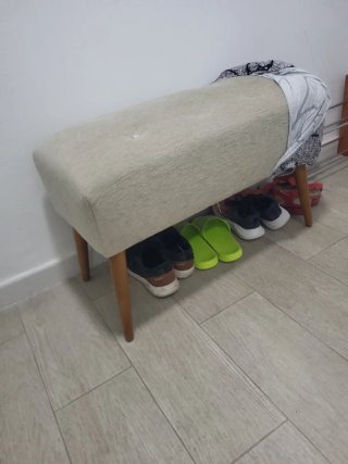 Reposapiés acolchado con patas de madera