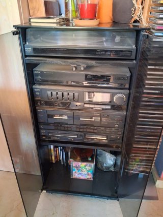 Equipo de música Sanyo con mueble