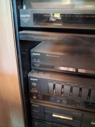 Equipo de música Sanyo con mueble