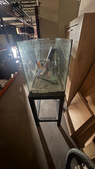 Acuario / Pecera de 260L con mesa metálica