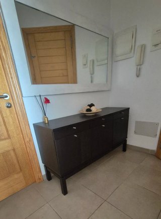 Mueble recibidor madera oscuro