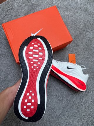 Zapatillas Nike Running Blancas y Rojas