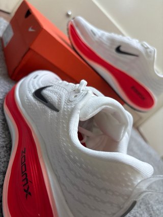Zapatillas Nike Running Blancas y Rojas