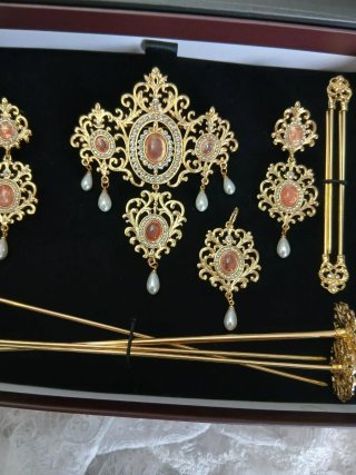 Aderezo fallera en oro y cuarzo rosa