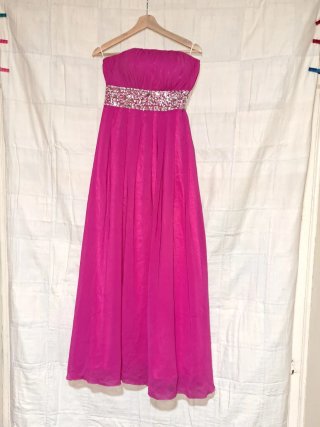 Vestido de fiesta rosa fucsia con pedrería