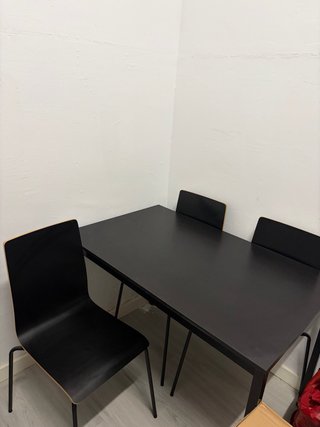 Mesa de comedor y 4 sillas