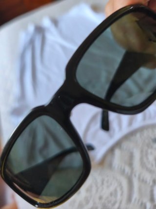 Dos pares de gafas de sol negras