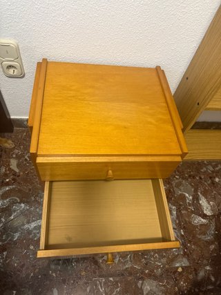 Mesita de noche de madera
