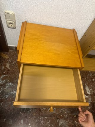 Mesita de noche de madera