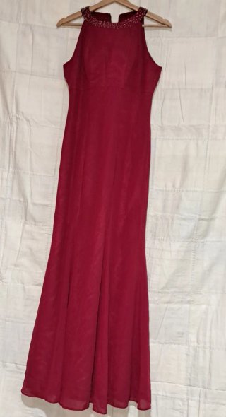 Vestido de fiesta rojo con pedrería