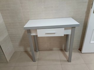 Mesa auxiliar blanca con cajón