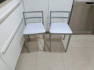 Mesa auxiliar blanca con cajón