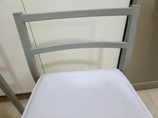 Mesa auxiliar blanca con cajón