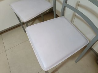 Mesa auxiliar blanca con cajón