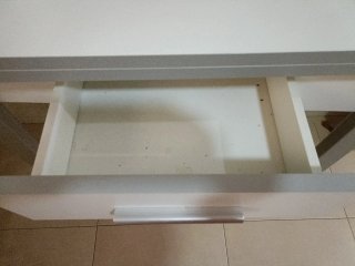 Mesa auxiliar blanca con cajón