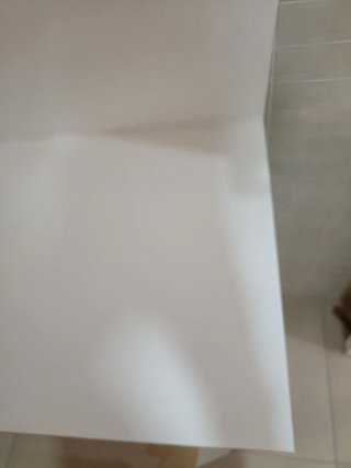 Mesa auxiliar blanca con cajón