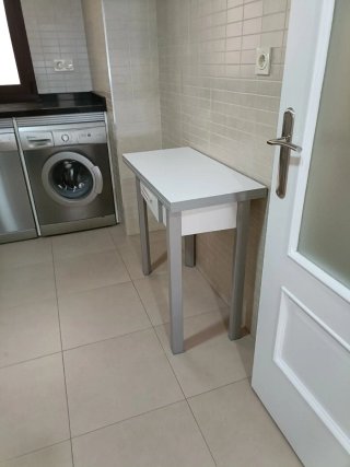 Mesa auxiliar blanca con cajón