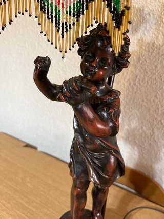 Lámpara antigua de mesa con figura