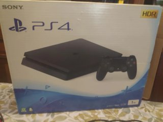 PS4 Slim 1TB + 6 Giochi + 3 Controller