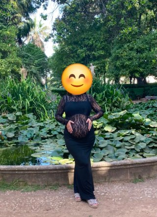Vestido de encaje negro para sesión de embarazo