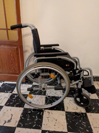 Silla de ruedas plegable, con estructura de acero