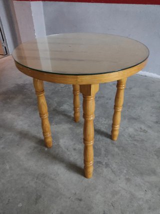 Mesa redonda madera y cristal.