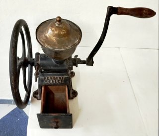 MOLINILLO PEUGEOT DE HIERRO CON RUEDA Y MANIVELA