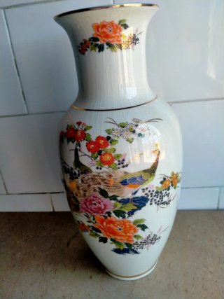 Jarrón de Porcelana Decorado con Pavos Reales