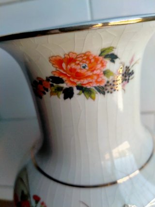 Jarrón de Porcelana Decorado con Pavos Reales