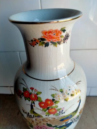 Jarrón de Porcelana Decorado con Pavos Reales
