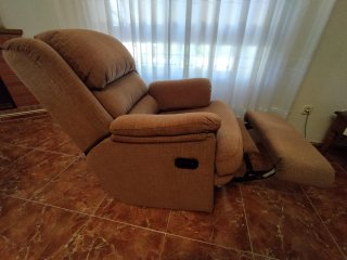 Sillón reclinable marrón tela
