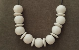Collar artesanal blanco crudo estilo statement
