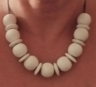 Collar artesanal blanco crudo estilo statement