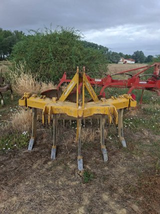 Arado de rejas y cultivador
