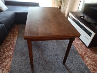 Mesa extensible y 3 sillas de madera
