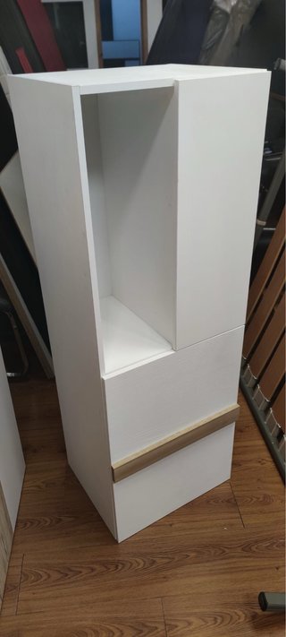 Armario blanco y madera