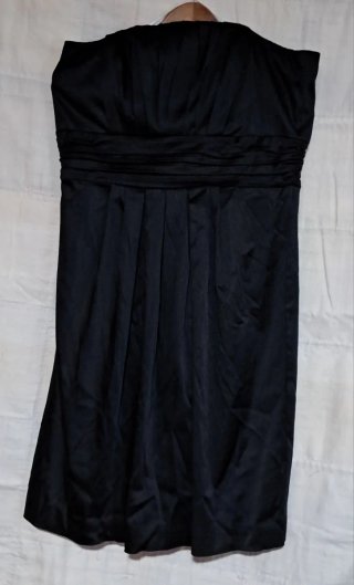 Vestido de fiesta negro sin tirantes