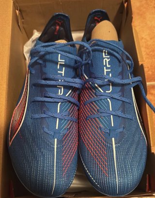 Botas de fútbol Puma azules y rojas