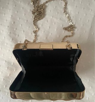 Bolso de mano dorado acolchado