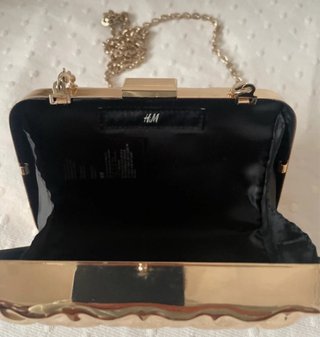 Bolso de mano dorado acolchado