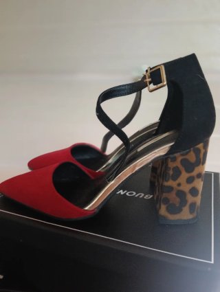 Zapatos de tacón rojos y leopardo