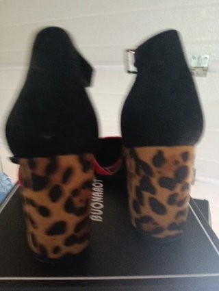 Zapatos de tacón rojos y leopardo