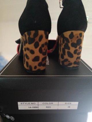 Zapatos de tacón rojos y leopardo