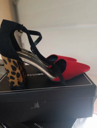 Zapatos de tacón rojos y leopardo