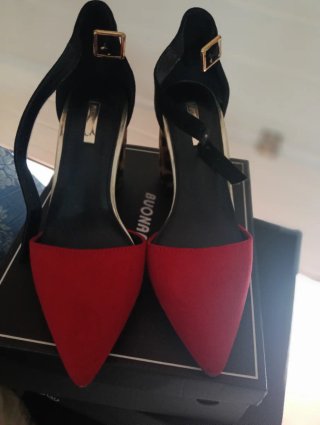 Zapatos de tacón rojos y leopardo