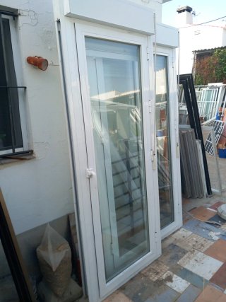 Puerta de aluminio blanca