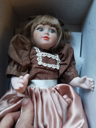 Muñeca de porcelana Isabel Jane