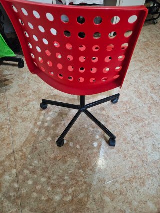 Silla de oficina roja con base negra