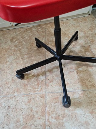 Silla de oficina roja con base negra